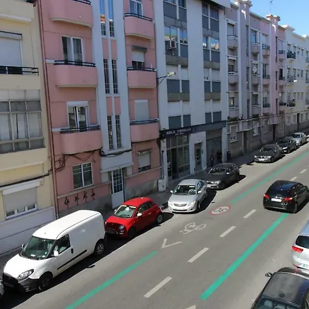Sete Rios, Near Zoo Lisboa/ Free Wifi Апартаменти *